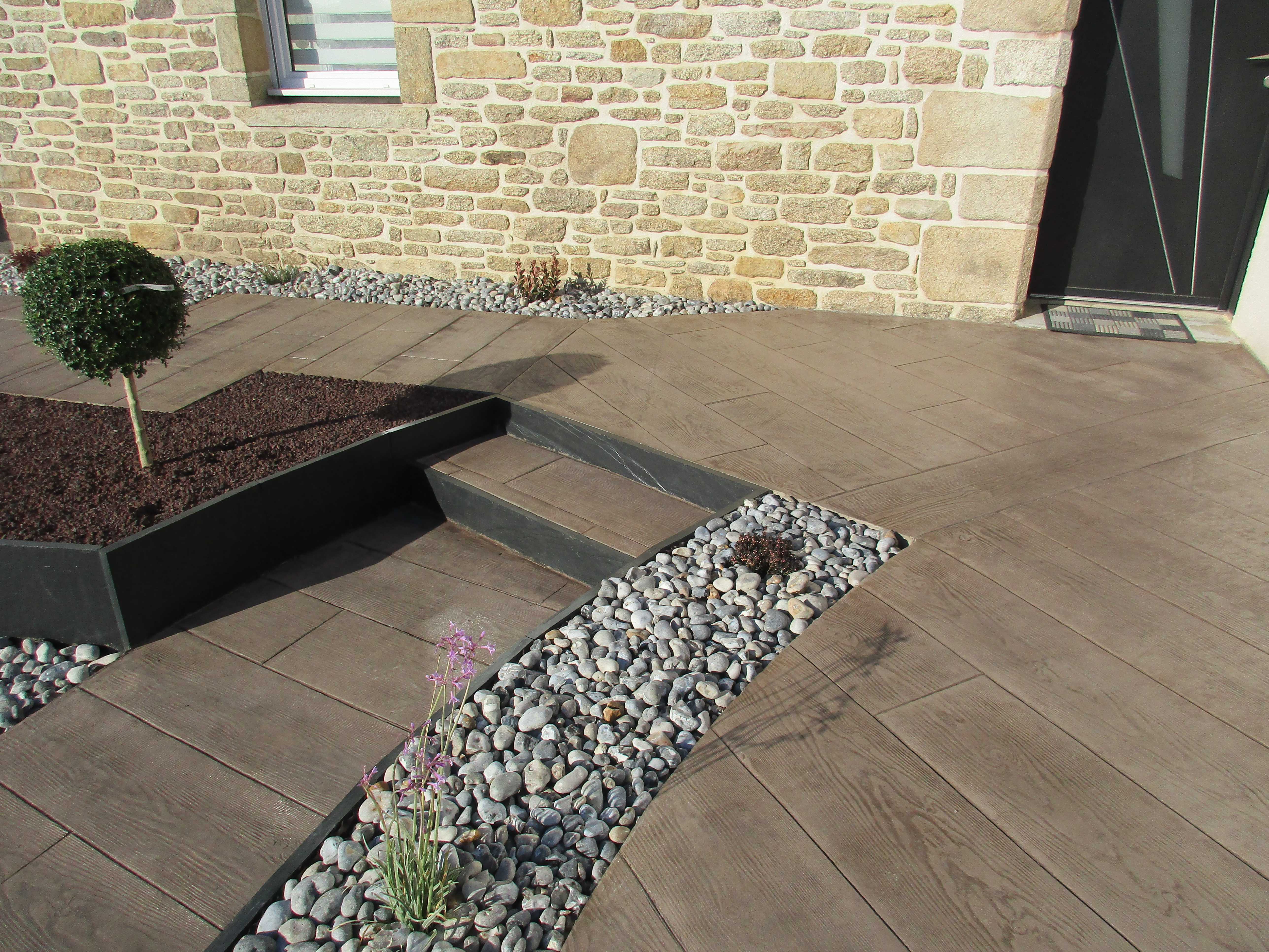 Terrasse en béton imprimé bois à SaintJacut du Mené (22)