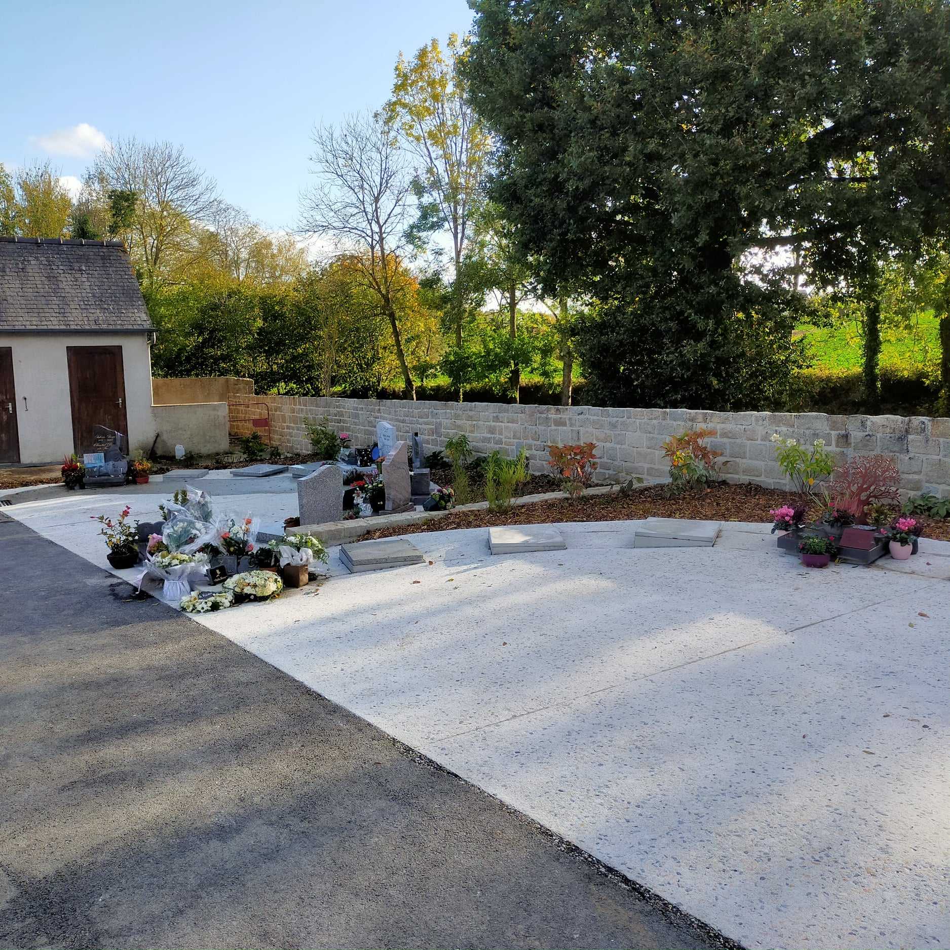 Aménagement cimetière béton érodé JugonLesLacs